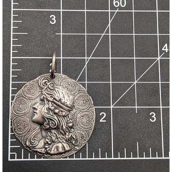 Large Sterling Silver Beautiful Art Nouveau Woman Lady Detailed Vintage Pendant - Picture 3 of 11